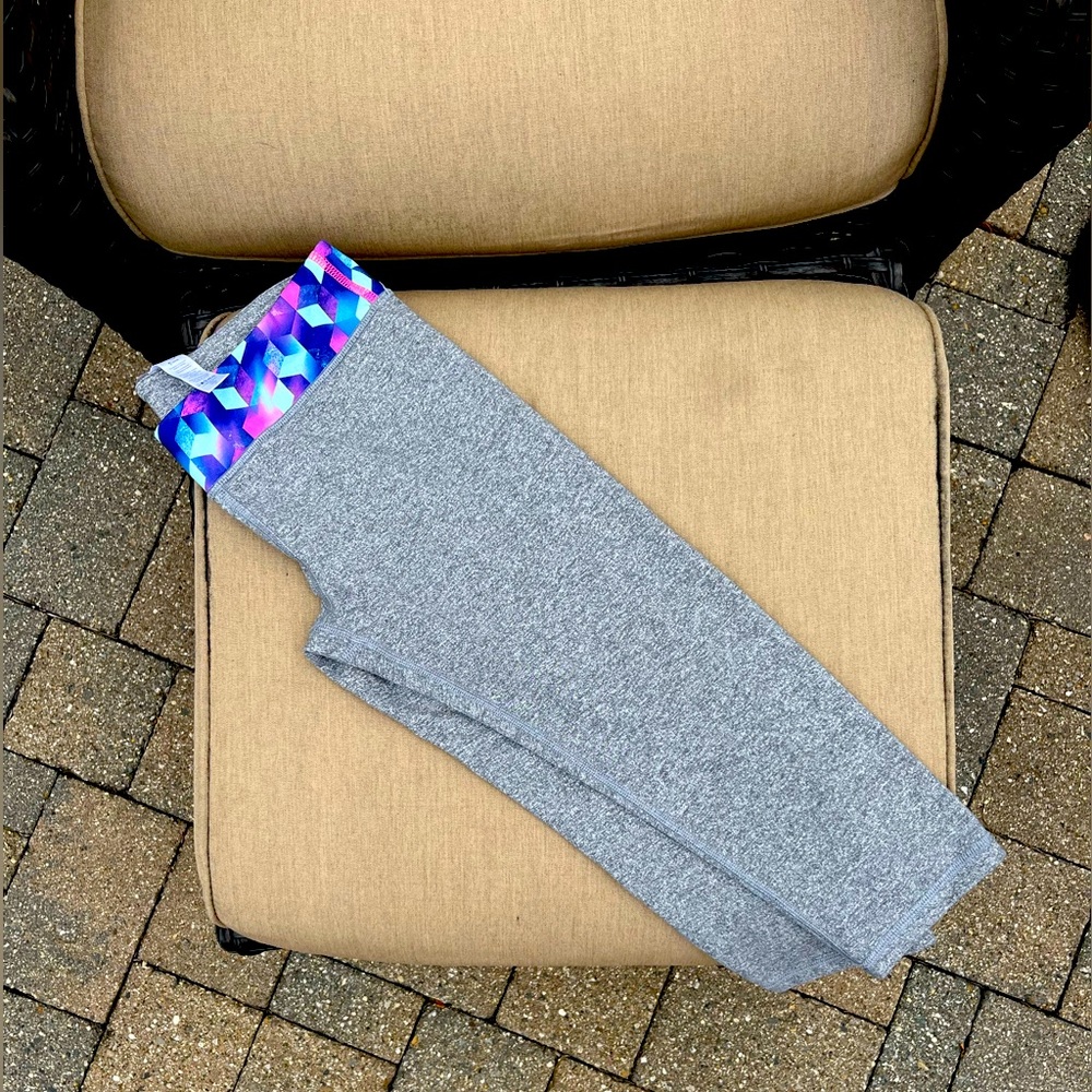 LULULEMON GIRLS INVIVVA  CROPPED LEGGINGS - LIKE NEW